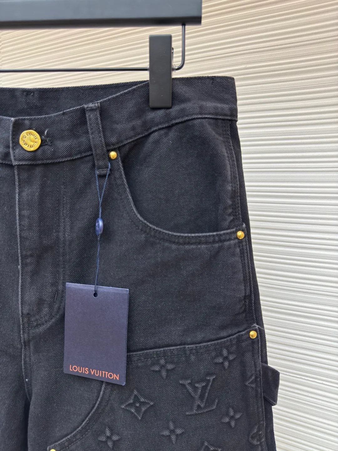 LOUIS VUITTON embossed denim shorts ●Authentic product: purchased and developed by 12339 ●Item number: 1680245-B00 ●Fabric: washed denim ●Technology: distressed washed ●Version: fitted version ●Weight: about 650g ●Size: 30-32-34-36 ●Description: Made of custom-made denim fabric, the fabric is comfortable and soft, skin-friendly and breathable. It adopts Monogram logo embossed elements, slightly distressed light blue wash treatment, original customized hardware, with vv leather label, multiple wash adjustments, and can be matched with many types of clothing to create a fashionable look. The overall wiring is straight and delicate, the fabric is comfortable and soft, and the color is consistent without color difference. It can be matched with the same style to create a fashionable look and control various occasions. Customized accessories, complete with three standards, same style for men and women!